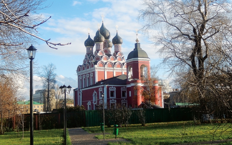 

Тихвинская церковь была выстроена рядом с Алексеевской и они были соединены папертью.


