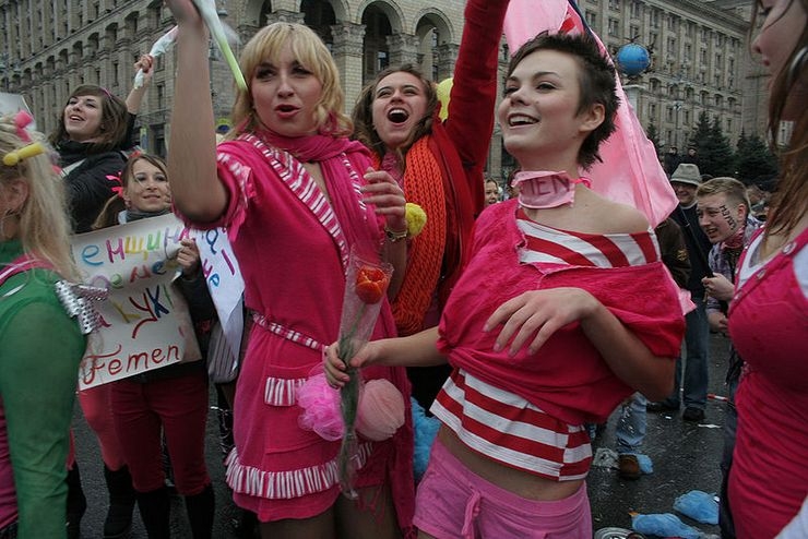 <p>Участницы движения Femen в Мадриде бросались на колени и заливали площадь перед католическим храмом «кровью»</p>