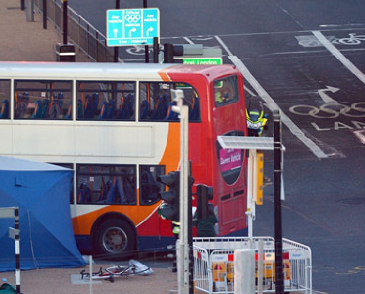 Велосипедист скончался в результате столкновения с одним из олимпийских автобусов неподалеку от Олимпийского парка на востоке Лондона.