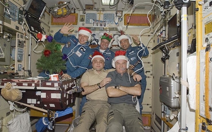 <p>Сегодня всероссийский Дед Мороз поздравил с наступающим Новым годом экипаж МКС.</p>