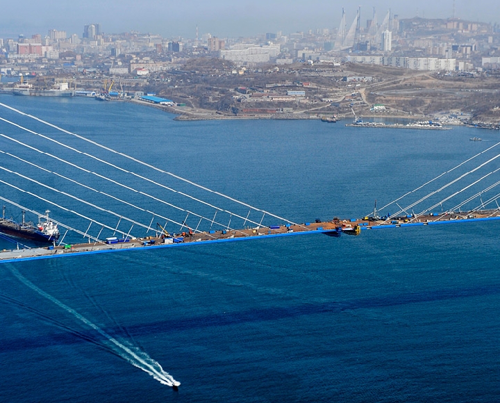 Скорость движения по открытому в среду мосту на остров Русский во Владивостоке будет ограничена до 40 километров в час.