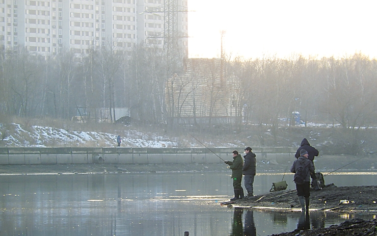 <p>У московских рыболовов, как я уже говорил, есть исключительная возможность, даже не выезжая за пределы Московской кольцевой автодороги, ловить рыбу летними снастями круглый год, не прерываясь на зимний период.</p>