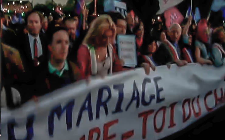 <p>По разным данным от 17 до 120 тысяч французов требовали отставки президента Франсуа Олланда и его правительства, а также отмены законов, позволяющих заключать однополые браки и совершать аборты</p>