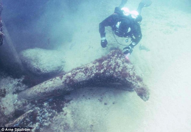 <p>Исследователи нашли у берегов Швеции уникальные следы стоянки древних людей. На шестнадцатиметровой глубине в иле сохранились единственные в своем роде кремниевые орудия, веревки и деревянные фрагменты, возраст которых составляет примерно 11 тысяч лет.</p>