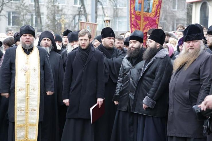 <div>Православная общественность обороняет Киево-Печерскую Лавру от нашествия мятежников …</div>