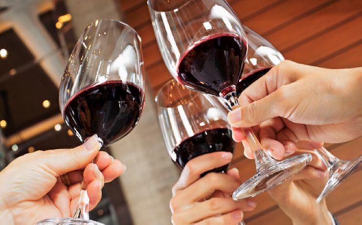 <p>В среднем один житель Ватикана в год выпивает около 74 литров вина</p>