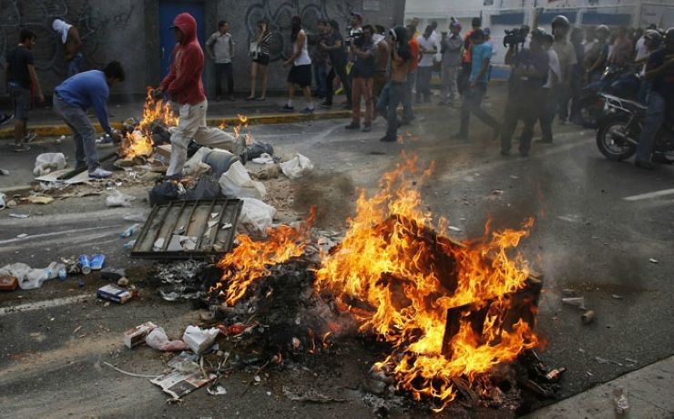 <p>Мадуро винит в гибели людей протестующих, из-за действий которых "скорая" не успевает доехать к пострадавшим по перекрытым дорогам</p>