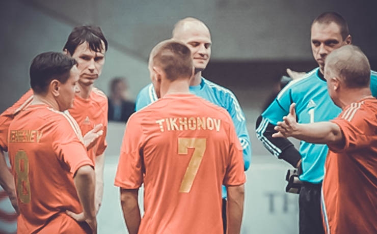 <p>Российские футболисты победили голландцев в стартовом матче Кубка легенд</p>