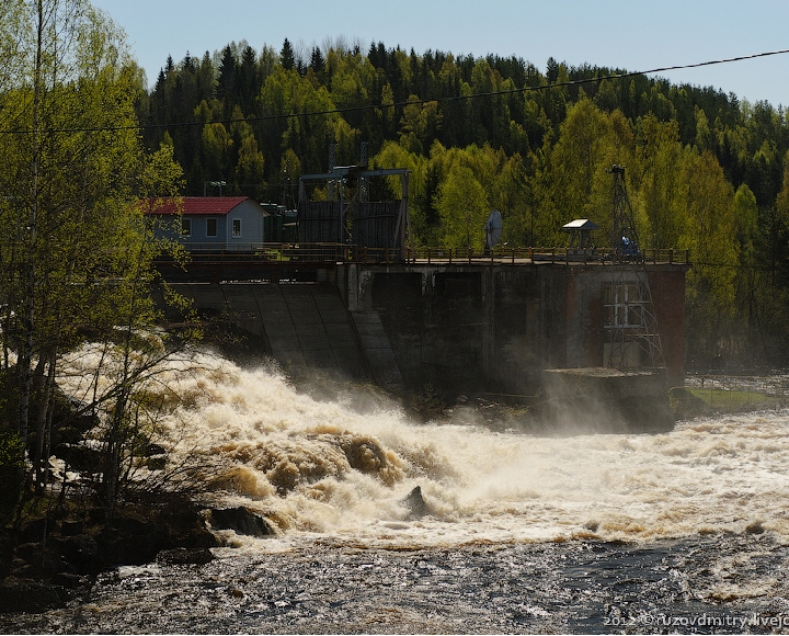 В результате отключения гидроагрегатов ГЭС без электричества остался поселок Сосновец Беломорского района, где проживает 1,5 тысячи человек.