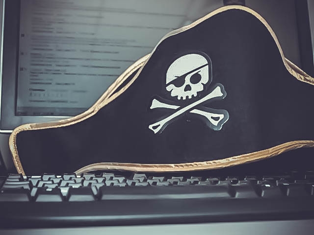 <p>Комитет Госдумы по информационной политике, информационным технологиям и связи рекомендовал принять в первом чтении законопроект, согласно которому блокировке по «антипиратскому закону» будут подвергаться сайты с любым пиратским контентом, а не только с нелегальными копиями фильмов.</p>