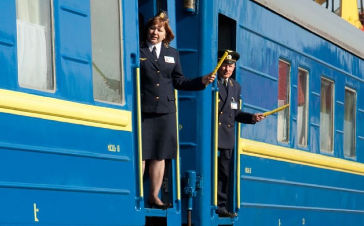<p>А в Москве по-прежнему можно приобрести билеты на поезда из столицы в Крым</p>