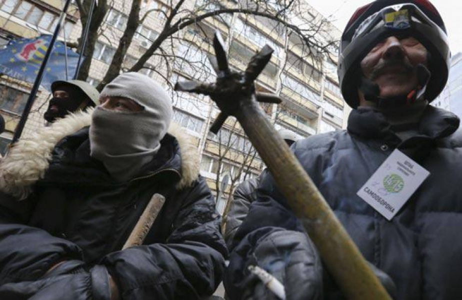 <p>Минувшей ночью в украинской столице пытались ограбить банк. Охрана финансового учреждения успела скрыться в недоступном для вооруженных молодых людей месте.</p>