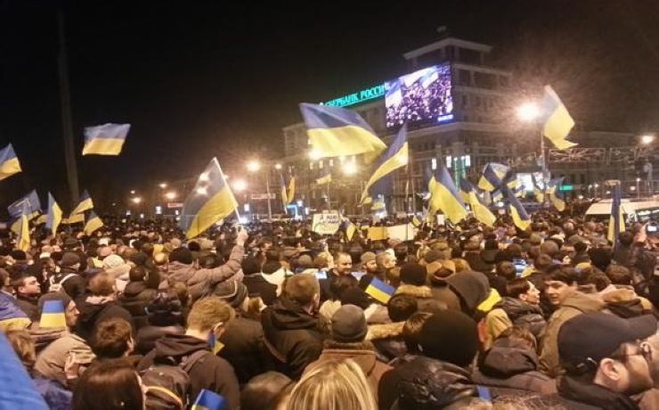 <p>Вчера вечером, 13 марта, в Донецке произошли стычки между участниками двух митингов </p>
