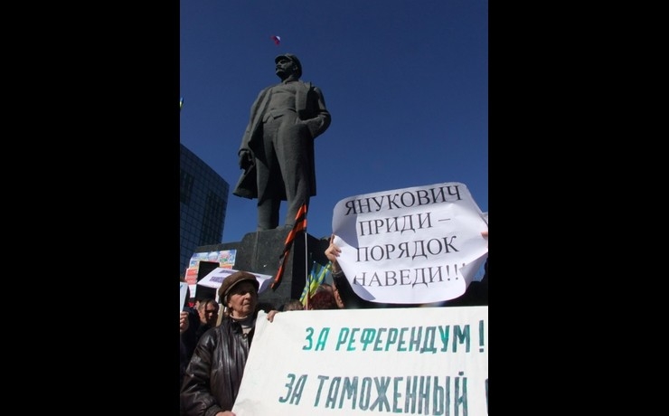 <p>Люди громко протестовали против нелегитимной власти в Киеве</p>