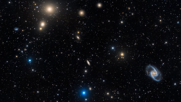 <p>По исследованиям астрономов Европейской южной обсерватории (ESO), галактика NGC 1316 в созвездии Печь, поглощающая соседнюю меньшую спиральную NGC 1317, вполне в силах была за время своей жизни захватить еще несколько других галактик.</p>