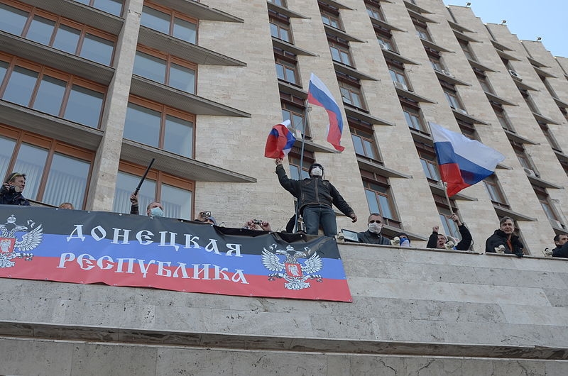 <p>Несмотря на угрозы со стороны Киева, флаги Донецкой народной республики продолжают подниматься над административными зданиями в городах Донецкой области</p>
