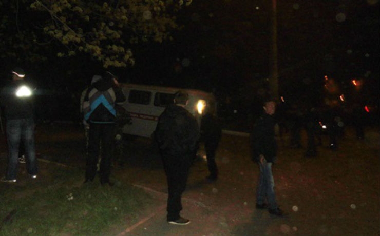 <p>Вчера вечером в городе Мариуполе Донецкой области толпа безоружных жителей пришла к местной воинской части и попыталась уговорить военных перейти на сторону народа</p>