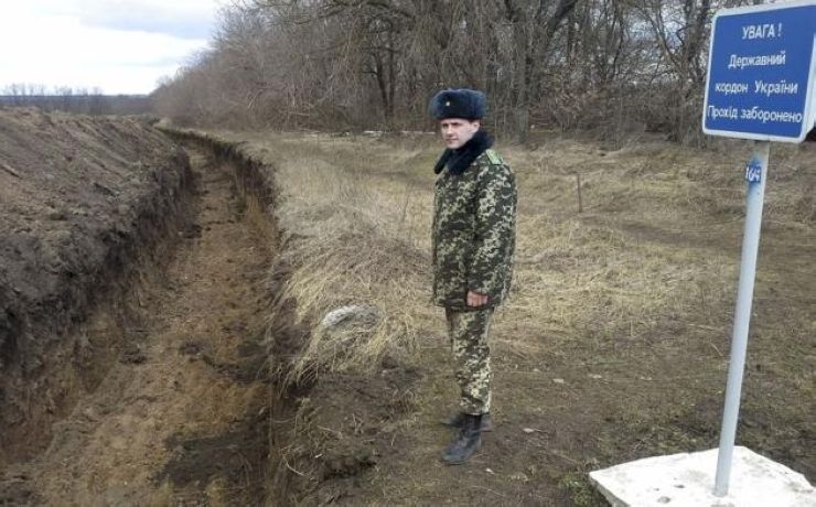 <p>Ров шириной в четыре метра и длиной в два метра, как оказалось, сооружают для того, чтобы на Украину не смогла пройти российская тяжелая военная техника</p>