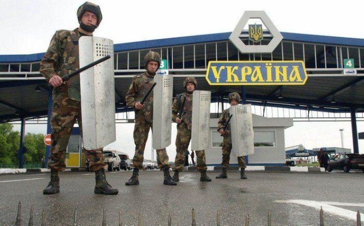 <p>В страну не пустили 80 авиапассажиров, и 70 человек сняли с поездов на пограничном пункте в Харькове</p>