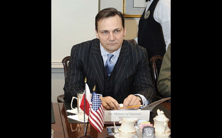<p>Глава внешнеполитического ведомства Польши Радослав Сикорский сообщил, что страна предлагает США и НАТО разместить на своей территории  большее количество американских войск.</p>
