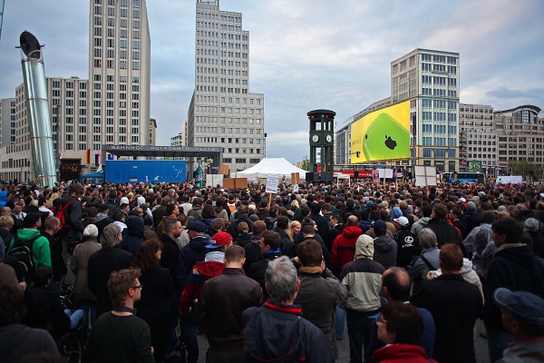 <p>В минувший понедельник на улицах двадцати семи городов Германии тысячи людей призывали к мирному разрешению конфликта на Украине, сообщает ИноТВ со ссылкой на Deutsche Wirtschafts Nachrichten.</p>