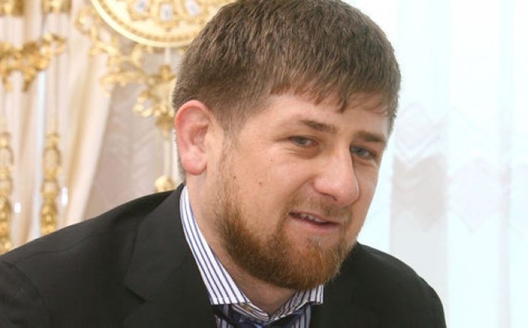 <p>Глава Чеченской республики Рамзан Кадыров посоветовал киевской «власти» «не искать друзей за морями, пытаясь поссориться с родным братом», подразумевая народ России.</p>