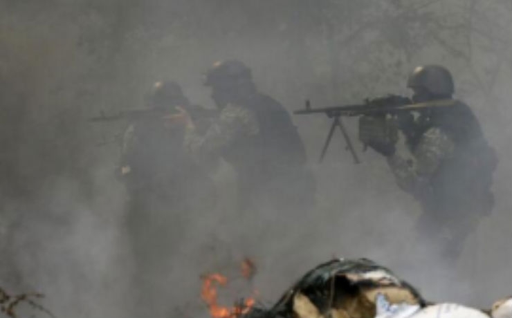<p>В Славянске боевики «Правого сектора» зашли в дом одного из местных жителей и открыли беспорядочный огонь внутри помещения.</p>
