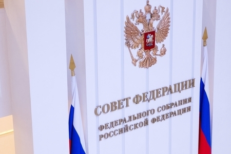 <p>Верхняя палата одобрила появление в России национальной платежной системы с участием Банка России, которая обеспечит бесперебойность денежных переводов в стране.</p>