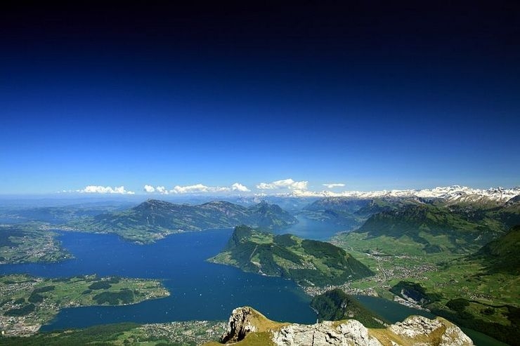 <p>Тихая и спокойная Швейцария, оказывается, тоже может быть зоной природных катаклизмов. По крайней мере, такой прогноз сделали недавно ученые, указав, что на крупных озерах страны вполне могут появиться цунами.</p>