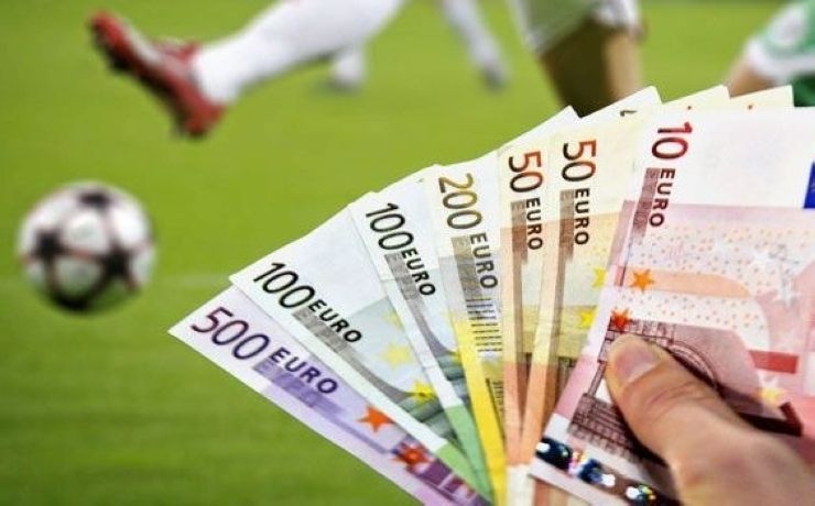 <p>Потолок зарплаты для футболиста или тренера будет составлять 300 тысяч рублей</p>