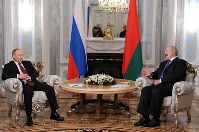 <p>Александр Лукашенко уверен, что этих денег будет достаточно, чтобы поддержать экономику Белоруссии</p>