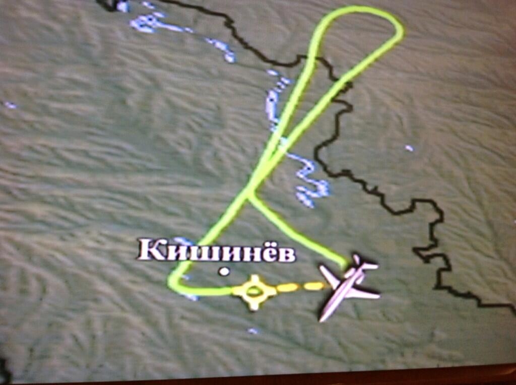 <p>Сегодня Киев не пропустил самолет с российской делегацией, следующий из Кишинева в Москву, подняв в воздух два МиГ-29 и пригрозив принудительной посадкой на территории Украины.</p>