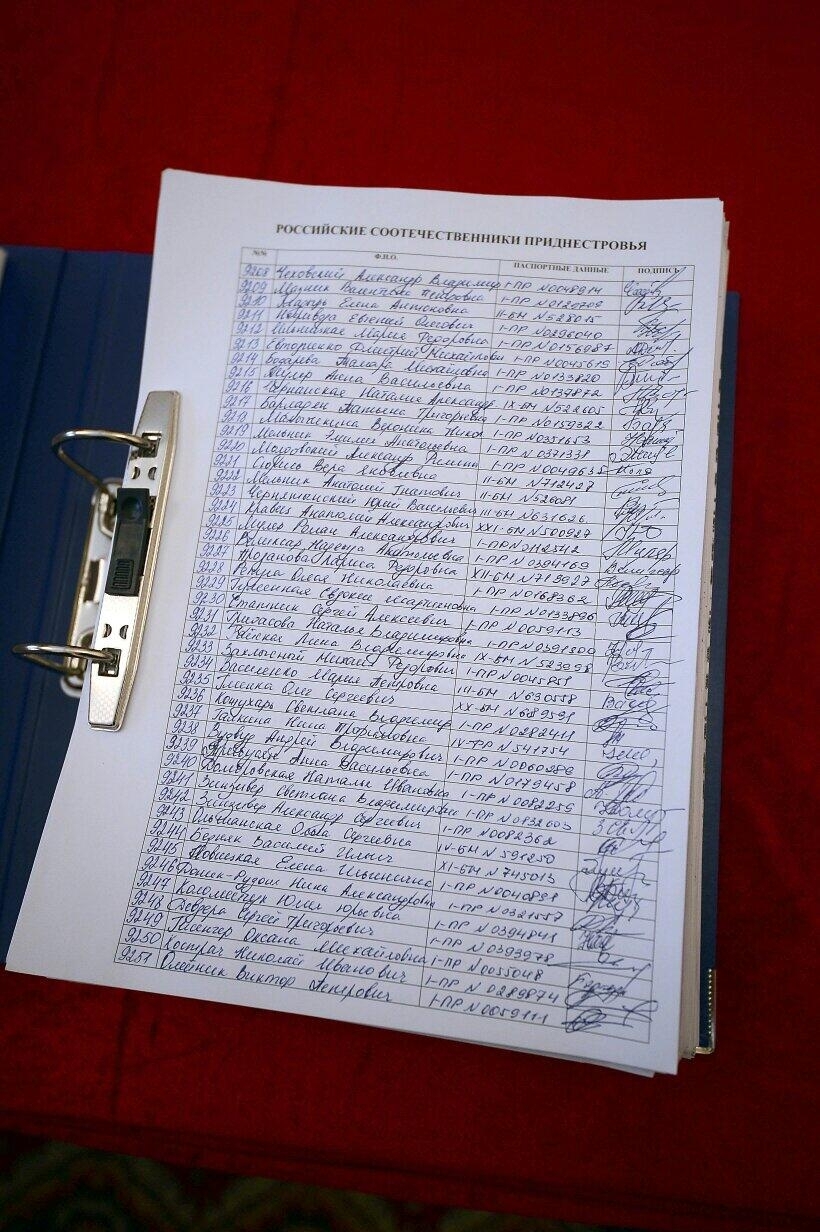 <p>Под обращением к российским властям с просьбой принять Приднестровье в состав Российской Федерации подписалось около 185 тысяч жителей непризнанной республики</p>