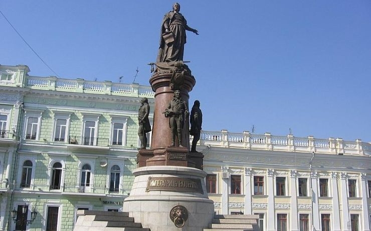 <p>Еще в 2009 году скандально известная националистка Надежда Содоль ратовала за снос монумента, якобы унижающего украинский народ</p>