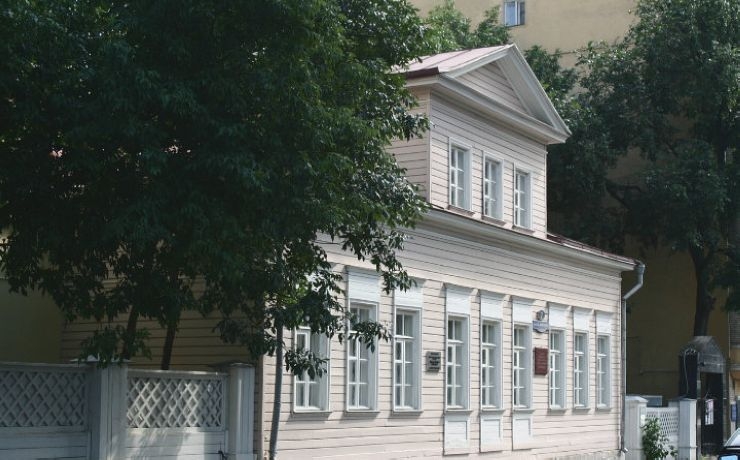 <p>Михаил Юрьевич Лермонтов жил в этом особняке с 1829 по 1832 год, когда учился в Московском университете</p>