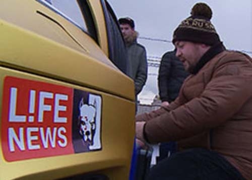 <p>Более пятисот автомобилей приняли участие в столичном автопробеге, организованном в поддержку задержанных на Украине журналистов LifeNews Олега Сидякина и Марата Сайченко.</p>