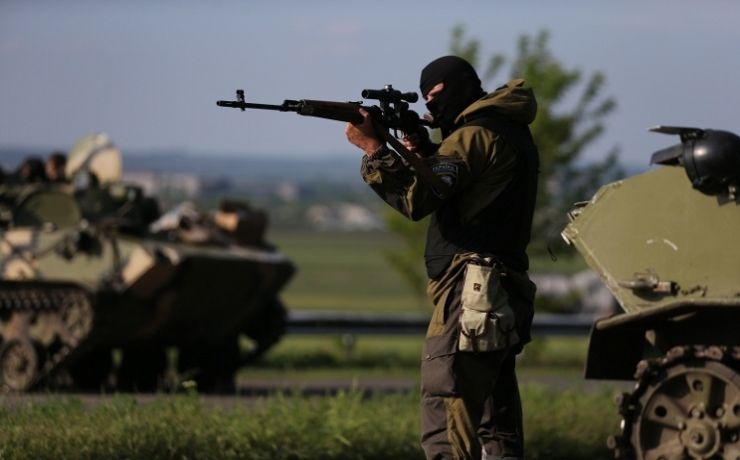 <p>В окрестностях Луганска на протяжении нескольких часов ведется бой между ополченцами и украинскими военными</p>
