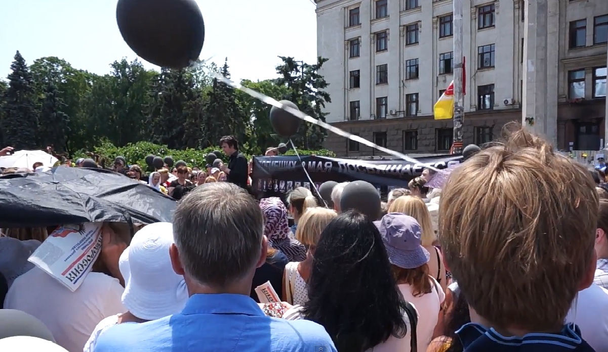 <p>Сегодня около полутысячи жителей Одессы пришли на Куликово поле, чтобы почтить память тех, кто погиб в Доме профсоюзов 2 мая.</p>