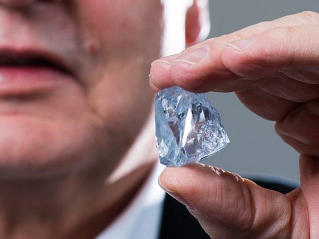 <p>На знаменитой шахте Куллинан в Южно-Африканской Республике найден голубой алмаз весом 122,52 карата, стоимость которого превысит 33 миллиона долларов.</p>