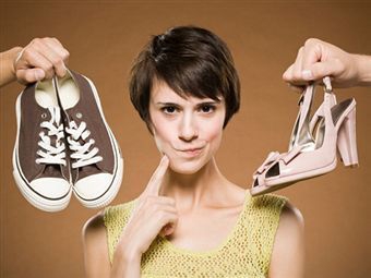 <p>Депутат Госдумы Олег Михеев (Справедливая Россия) предложил запретить на территории Таможенного союза обувь на плоской подошве и туфли на высоком каблуке, так как они вредят здоровью.</p>