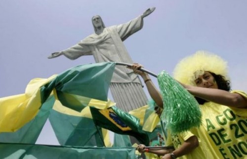 <p>Бразильцы, живущие в трущобах бразильского Сан-Паулу, и представляющие футбольный клуб Анита, предложили сборной, которая станет чемпионом мира, сразиться с ними на их «домашнем поле».</p>