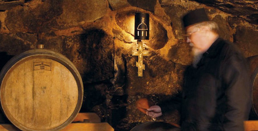 <p>По сообщению финской телекомпании MTV3 Ново-Валаамский монастырь запустит производство виски. Ежегодный объем производства этого крепкого напитка составит 120 тысяч литров в год. Таким образом монастырь станет крупнейшим производителем виски в Финляндии.</p>