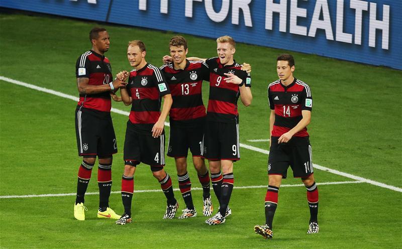 <p>Полуфинальный матч чемпионата мира по футболу между сборными Германии и Бразилии завершился в пользу немецких футболистов со счетом 7:1. Выход команды Германии в финал обернулся массовыми беспорядками в фан-зонах Сан-Паулу и Ресифи.</p>