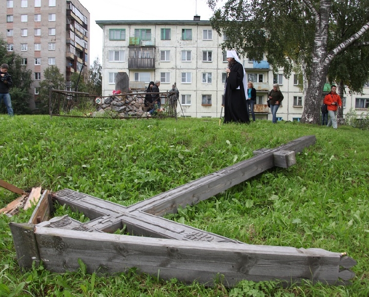 Архангельская полиция ищет вандалов, срубивших в ночь на субботу поклонный крест.