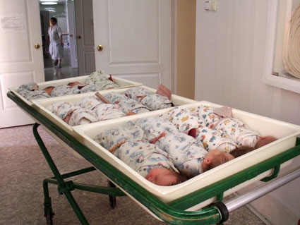 <p>Заместитель главы МЧС РФ Владимир Степанов сообщил, что украинские женщины, которые разместились в пунктах временного размещения, родили уже больше полусотни малышей.</p>