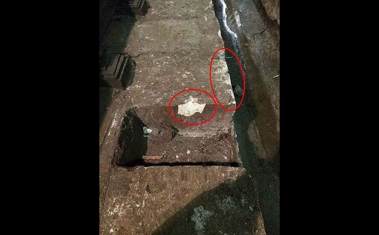 <p>В 50 метрах от места, где вагоны сошли с рельсов, обнаружили множественные подозрительные сколы на бетоне</p>