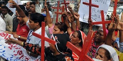 <p>В селениях Гаийя и Парапур индийского штата Чхаттисгарх националисты организации «Вишва хинду паришад» заявили местным христианам, что если те к августу не покинут свои деревни, то им будут грозить «серьезные последствия».</p>