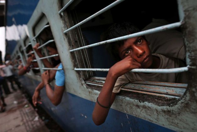 <p>Тринадцать детей стали жертвами страшной аварии в индийском штате Теленган, где поезд врезался в автобус, отвозивший школьников на занятия.</p>
