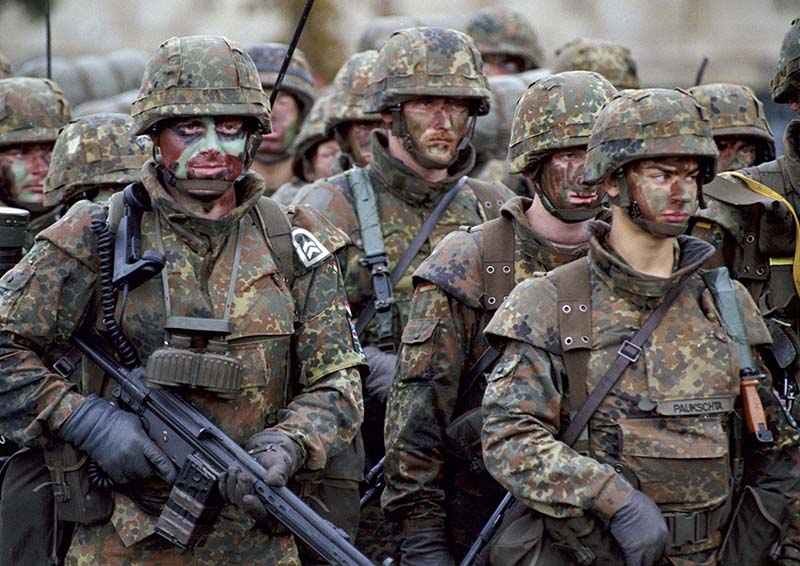 <p>В октябре Великобритания отправит 350 единиц бронетехники и 1350 военных в Польшу для участия в учениях НАТО.</p>