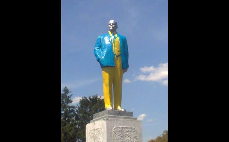 <p>В поселке Побужское Кировоградской области патриоты раскрасили памятник Ленину в желто-голубые цвета. Пиджак и галстук - голубые, рубашка и штаны - желтые. Местная власть об этом ничего не знает.</p>